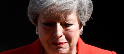 Theresa May renuncia a su cargo y cede a las l&aacute;grimas
