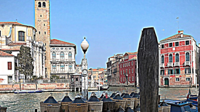 Venezia, studente 22enne urina sul prato: multa da 400 euro