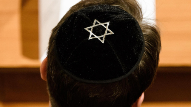 Germania, il governo consiglia agli ebrei di non indossare la kippah: 'E' pericoloso'