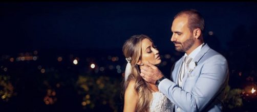 Eduardo Bolsonaro e Virg&iacute;nia Wolf se casaram no Rio de Janeiro. (Reprodu&ccedil;&atilde;o/Instagram/@dnfotos)