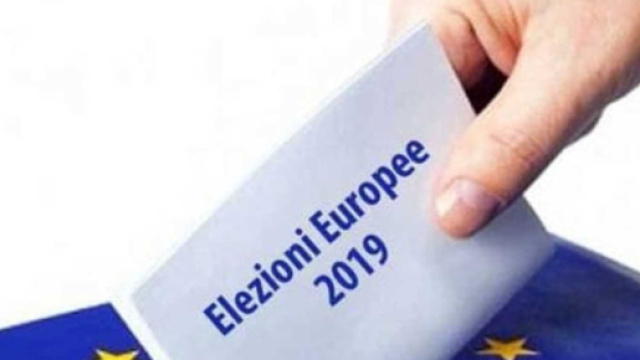 Brindisi, elettori al voto con il telefonino cellulare: denunciate due persone