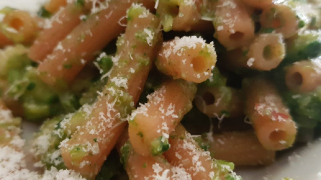 Pasta di lenticchie con zucchine, gamberetti e yogurt greco