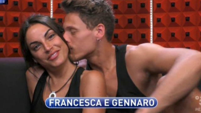 Grande Fratello: Francesca De Andr&egrave; e Gennaro Lillio amoreggiano sotto le coperte.