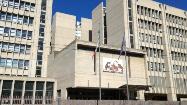 Lecce, anziano disabile ripreso e dileggiato per strada da due vigili urbani: indagati