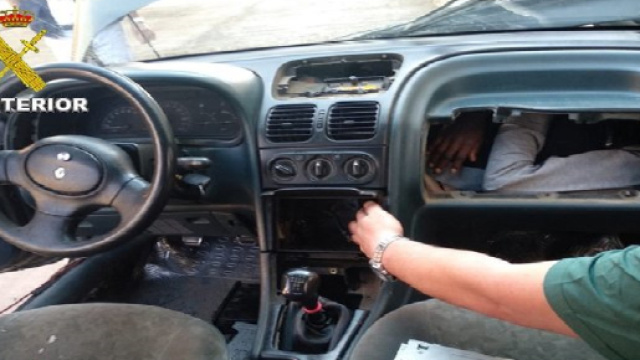 Spagna, immigrati marocchini nascosti sotto le auto in un tir: scoperti al confine