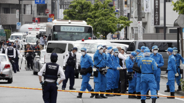 Tokyo, terrore alla fermata del bus: uomo accoltella bimbe, due morti
