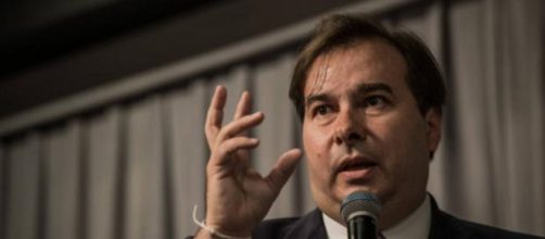 Rodrigo Maia comenta a frase dita por Bolsonaro sobre ter mais poder com a caneta. (Arquivo Blasting News)