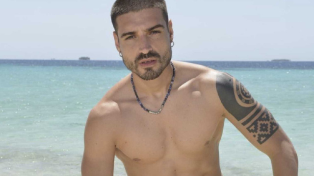 Fabio beccato in atteggiamenti piccanti con Violeta a Supervivientes: polemica sul web