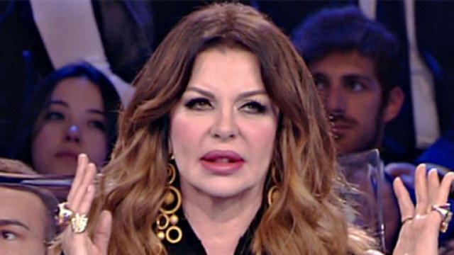 Alba Parietti perde la pazienza di fronte ad una anziana fascista