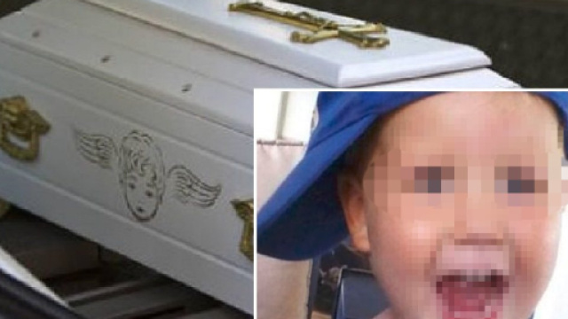 Bimbo ucciso di botte dal patrigno, la mamma lo protegge e non chiama i soccorsi