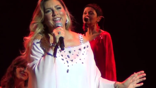 Romina Power preoccupata per le scie chimiche: lo scatto divide il web.