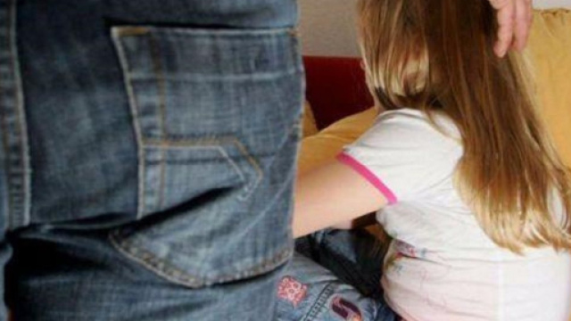 &laquo;Se mi fai stuprare le bimbe ti sposo&raquo;, mamma concede le figlie di 1 e 4 anni al suo compagno - Tgcom24