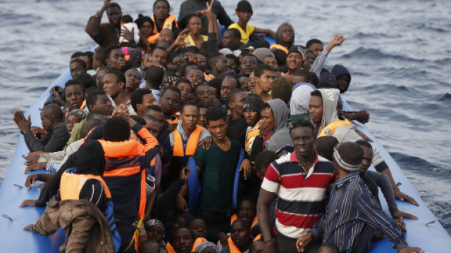 Migranti, barcone in difficolt&agrave; al largo della Libia, una bimba &egrave; morta