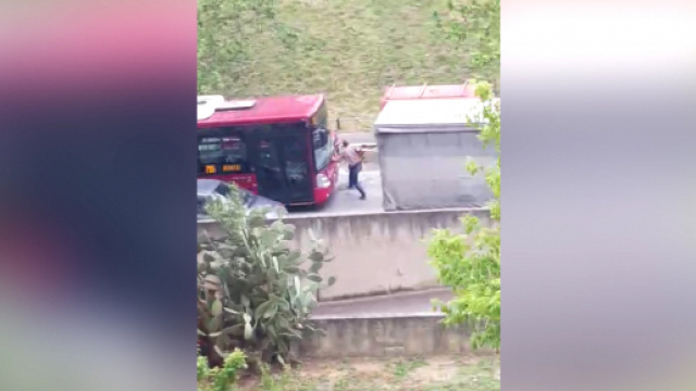 Roma, bus Atac tenta di investire un pedone a Corviale - IlGiornale.it - ilgiornale.it