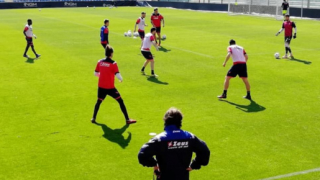 Una fase della sessione di allenamento del Crotone Calcio