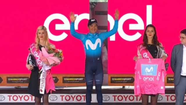 Richard Carapaz &egrave; ancora in maglia rosa