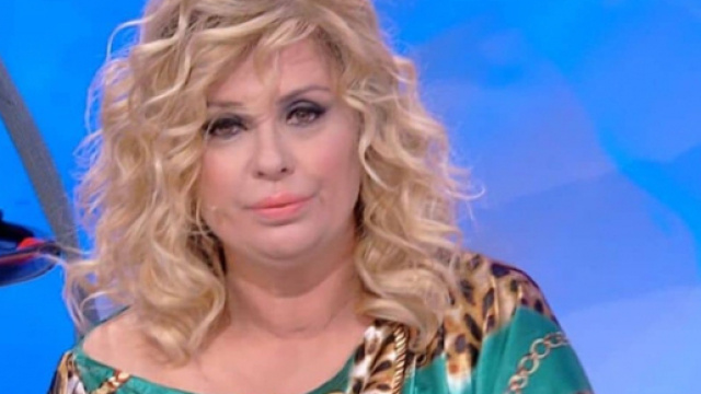 Uomini e Donne, Tina snobba il GF 16 e Barbara D'Urso: 'Diamo la linea a Il Segreto'.