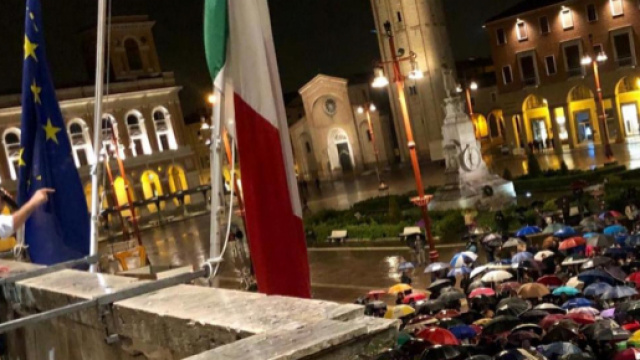 Matteo Salvini come Mussolini dal balcone del Municipio di Forl&igrave;