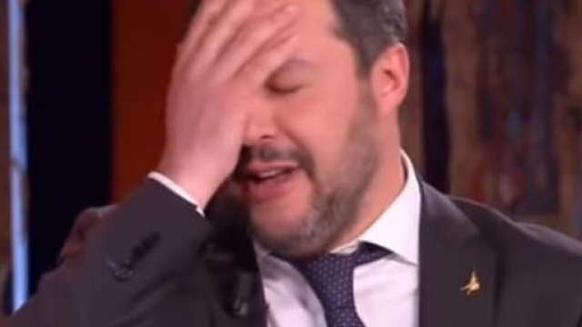Matteo Salvini trova la replica dei presidi sul grembiule a scuola.
