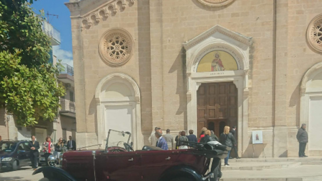 Auto d'epoca, fuochi d'artificio e cantante napoletano in sala a Palo del Colle