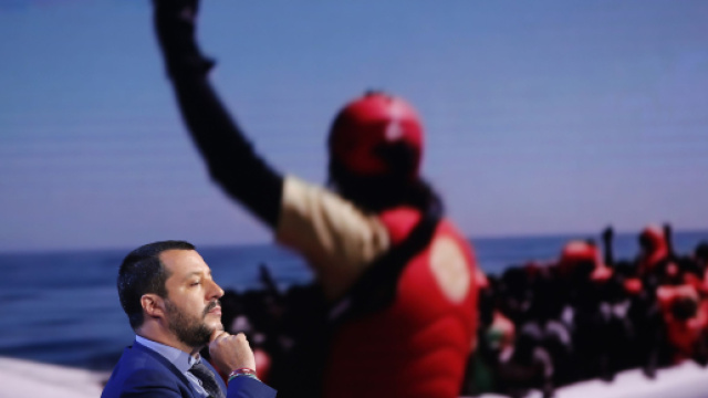 Migranti, Salvini dimezza le risorse e la Caritas lascia l'accoglienza: &egrave; polemica