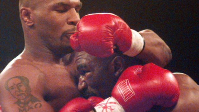 Mike Tyson ed Evander Holyfield nel match del celebre morso, 28 giugno 1997