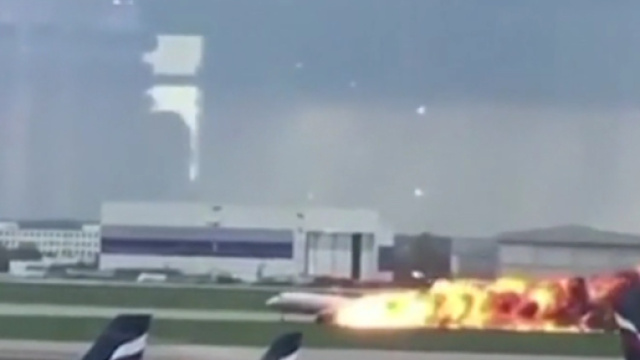 Mosca, aereo si incendia durante atterraggio di emergenza: morte 41 persone
