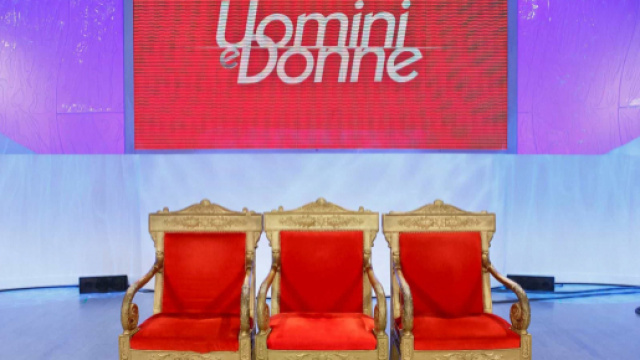 Uomini e Donne, drastica decisione di Maria De Filippi: addio all'evento al castello.