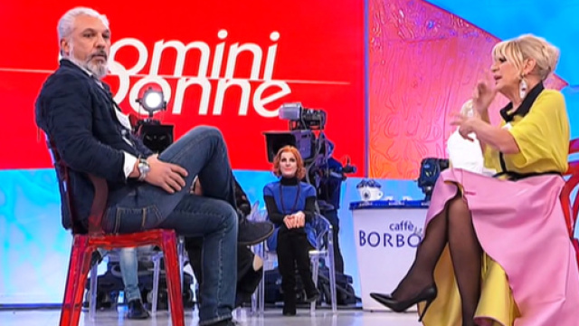 Uomini e donne, puntata del 6 maggio: Rocco sbotta contro Gemma e lascia la trasmissione