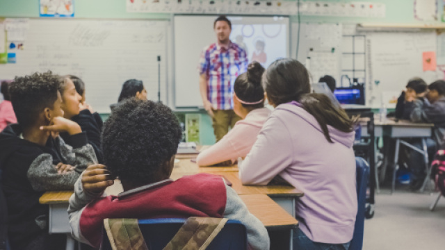 L'&eacute;cole est une des principales institutions &eacute;ducatives, mais non la seule - Photo by NeONBRAND on Unsplash