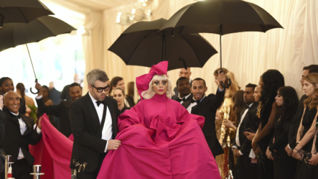 L'ingresso di Lady Gaga al Met Gala 2019. photo credit: Evan Agostini/Invision/AP