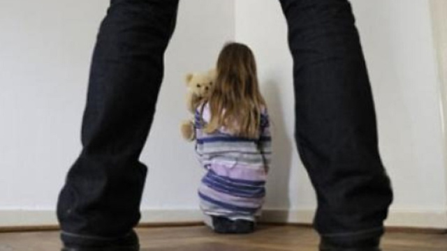 Taranto, domestico violenta bambina di 10 anni