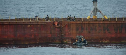 Los infantes de marina del Serviola asaltan el Blue Martin para liberar a su tripulaci&oacute;n