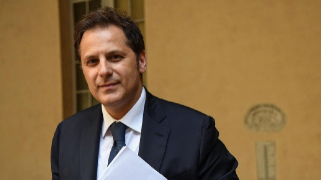 Il Consiglio dei ministri ha revocato l'incarico al sottosegretario Armando Siri.