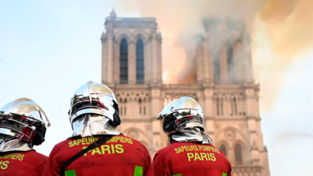 Parigi, sei pompieri ero di Notre-Dame accusati di abusi da una 20enne norvegese