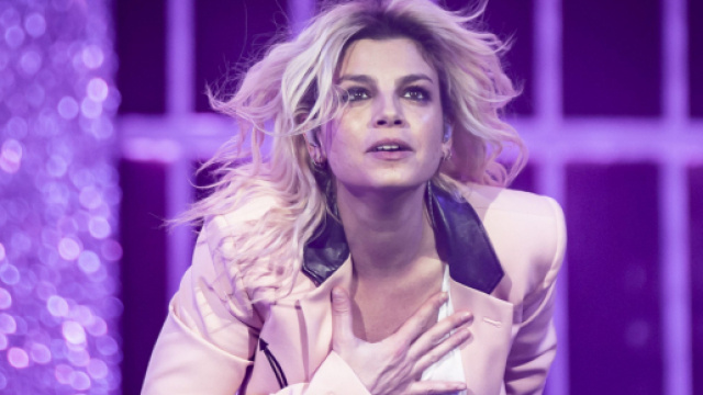 Anticipazioni Amici, settima puntata: Emma Marrone e Gerry Scotti giudici al posto della Bert&egrave;.