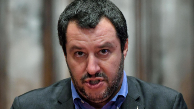 Il ministro Matteo Salvini: "Chiuderemo uno a uno tutti i negozi di cannabis light attivi in Italia".