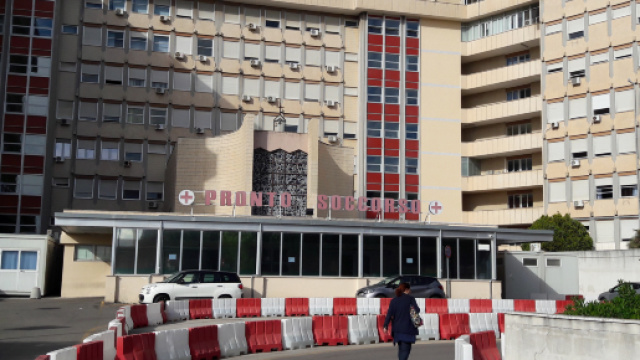 Lecce, si ubriaca, esce per fumare una sigarette e cade dal balcone: un 37enne &egrave; grave