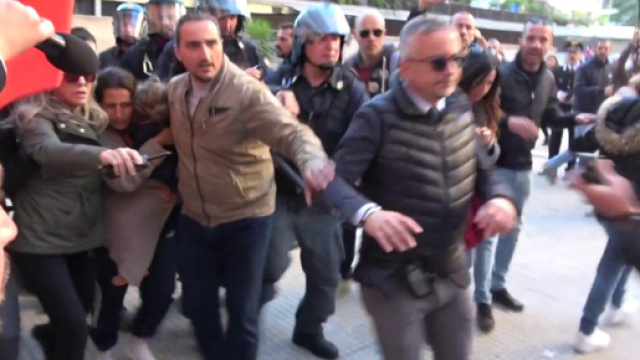 Roma, Il Papa si schiera con i Rom