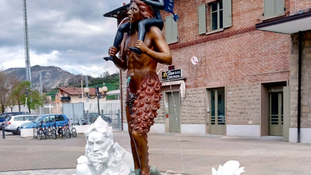 Vergato, imbrattata con il letame la fontana dell'artista Luigi Ontani ritenuta satanica