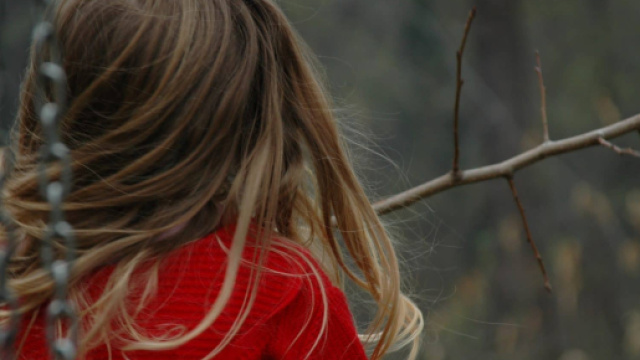 Lecce, abusava della figlia di tre anni in casa: a giudizio il pap&agrave;