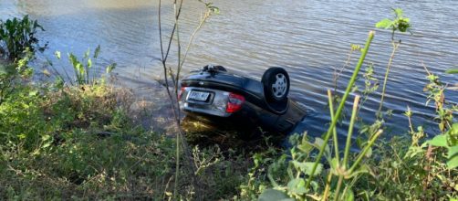 Carro foi puxado por pululares para a margem. (Reprodu&ccedil;&atilde;o/ VC Rep&oacute;rter/ Di&aacute;rio do Nordeste))