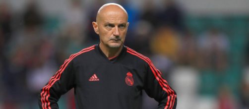 Pintus hablando en el terreno de juego