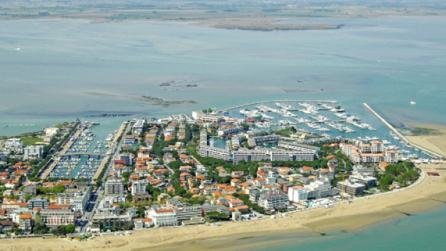 Lignano Sabbiadoro, rapporto intimo in pieno giorno davanti ai passanti: denunciati