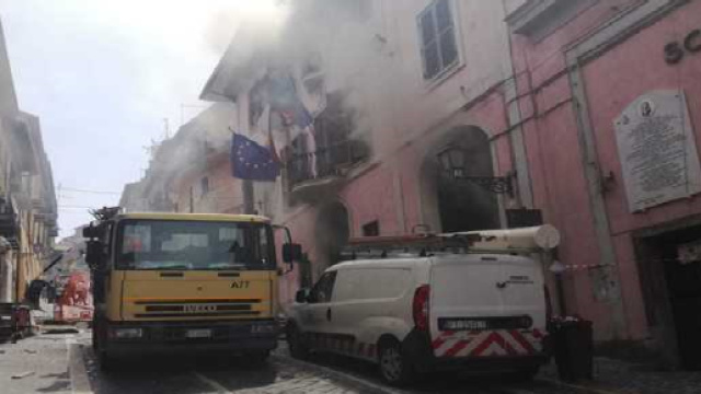 Esplosione a Rocca di Papa: crolla la facciata del Comune, ferito anche il sindaco.