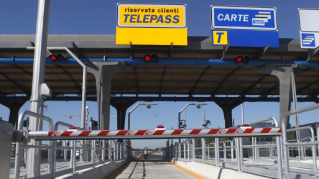 Autostrade, da luglio potrebbero aumentare le tariffe, ma il governo cerca un'intesa.