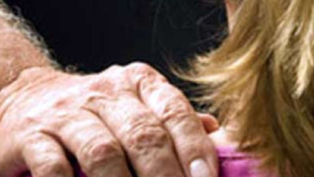 Nonno abusava delle nipotine: ai domiciliari