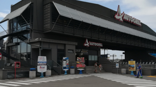 Piacenza, gli si rovescia addosso del liquido bollente in Autogrill: bimbo di otto mesi in gravi condizioni.