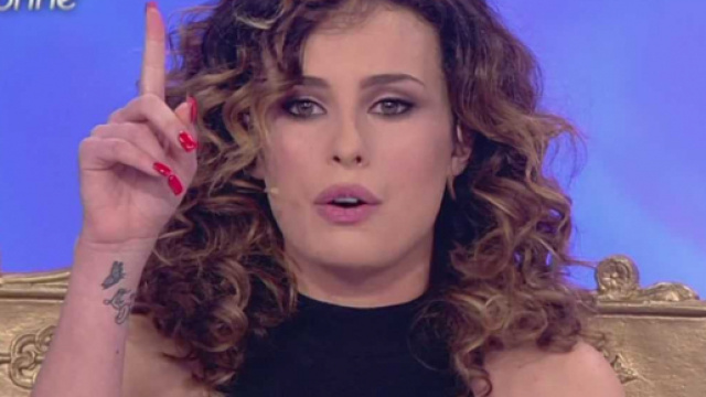 Uomini e Donne, Sara Affi Fella: l'errore grammaticale nel tatuaggio fa sorridere il web.
