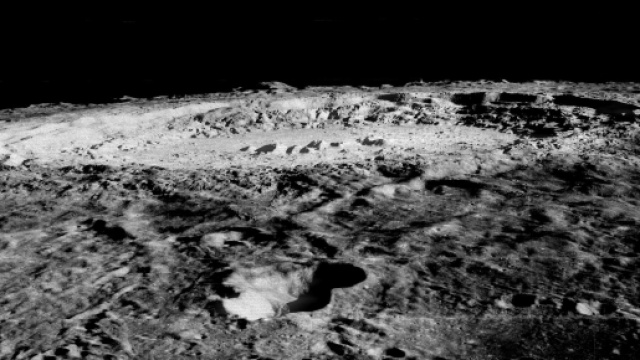 Mistero sulla Luna: gigantesco oggetto metallico sepolto sotto la superficie - meteoweb.eu